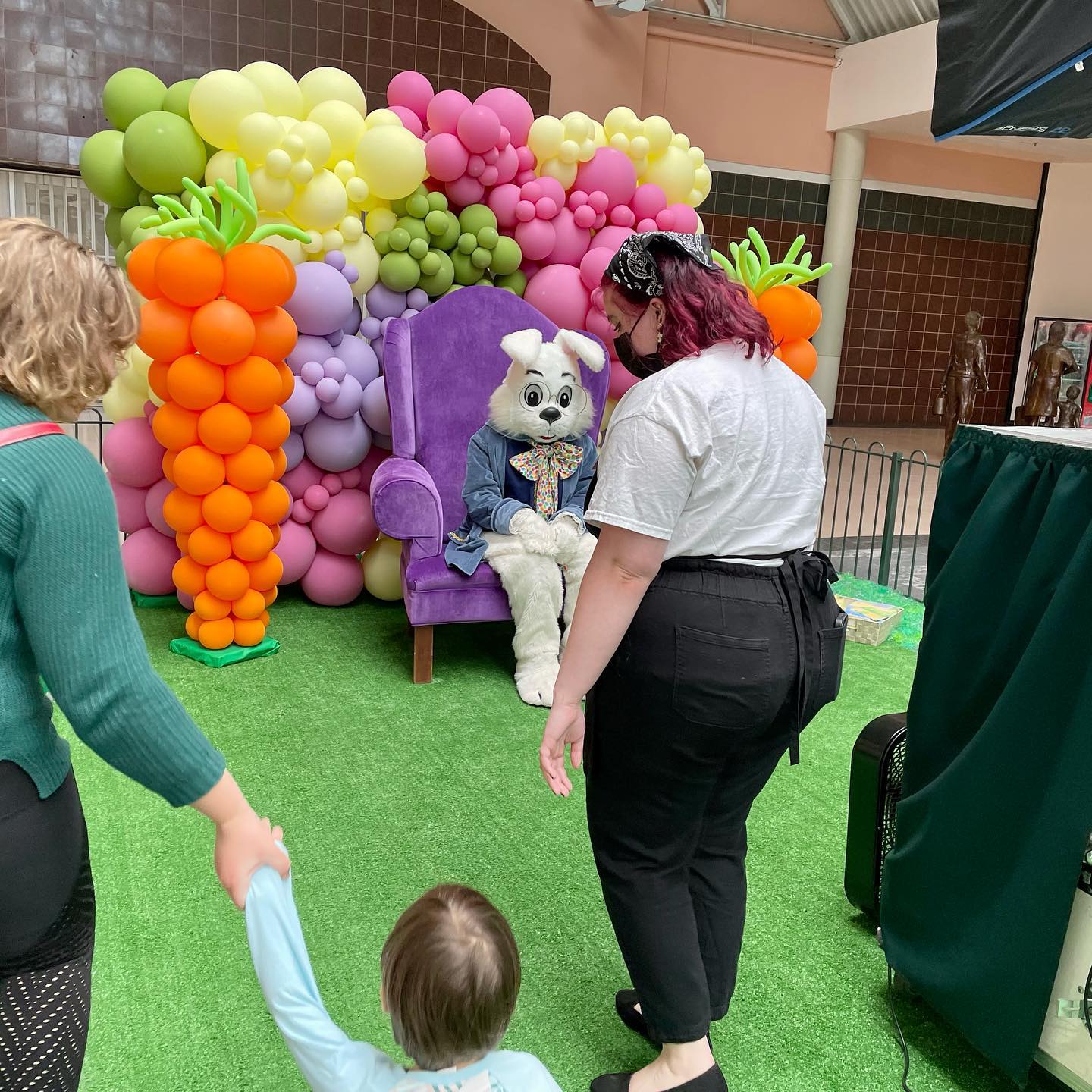 a-boy-with-autism-meets-the-easter-bunny-for-the-first-time-to-get-his-photo-taken