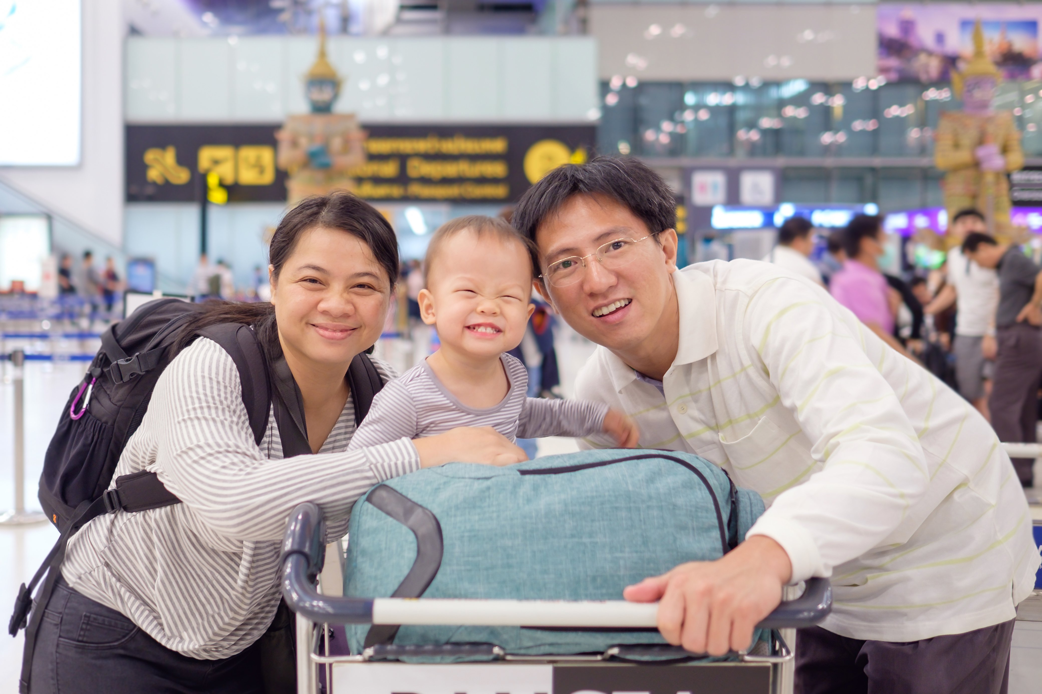 HolidayTravelTipsBlogAirtravel family with suitcases