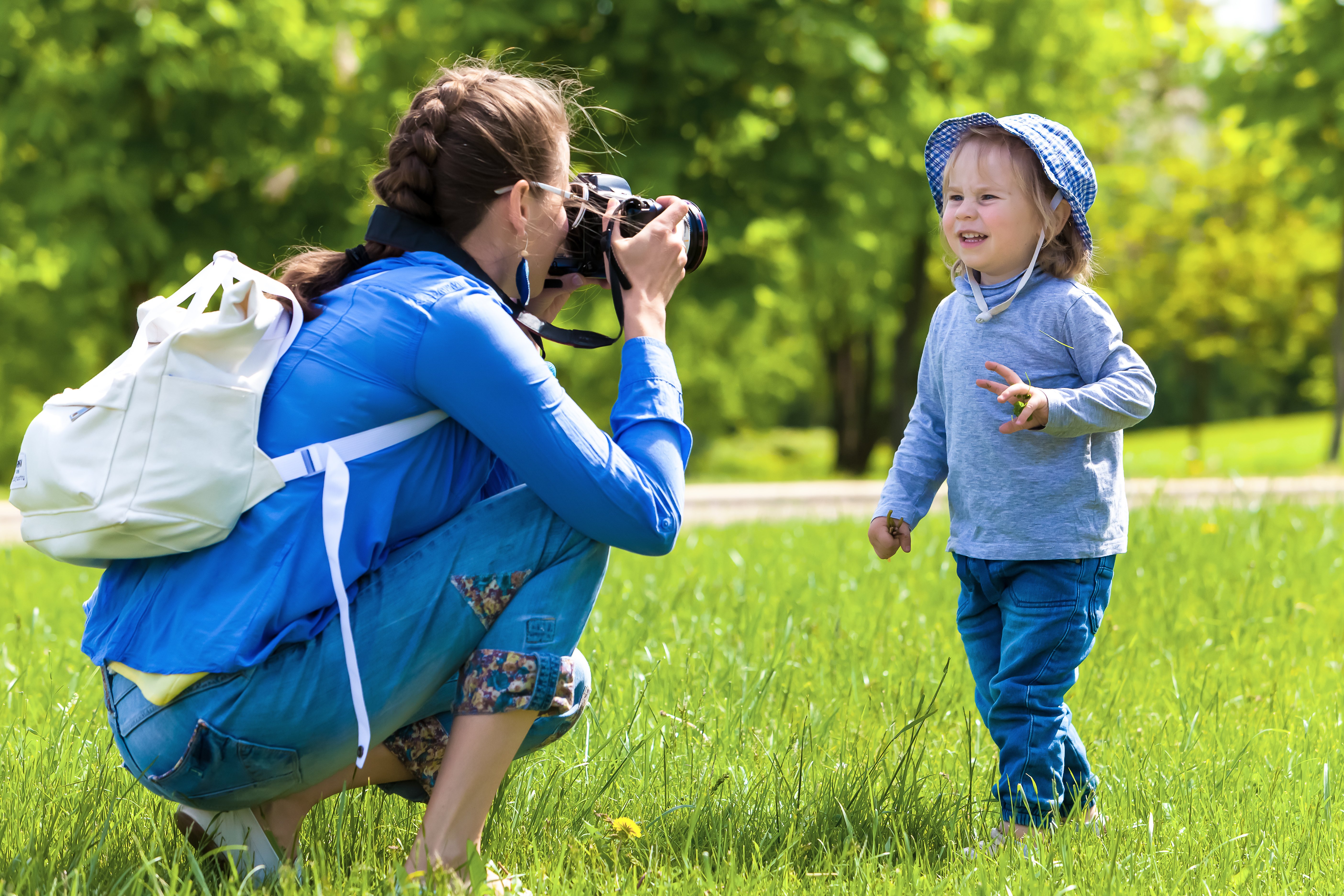 Phototips-mother_child taking photo outside outdoors grass mom child girl daughter photography photo