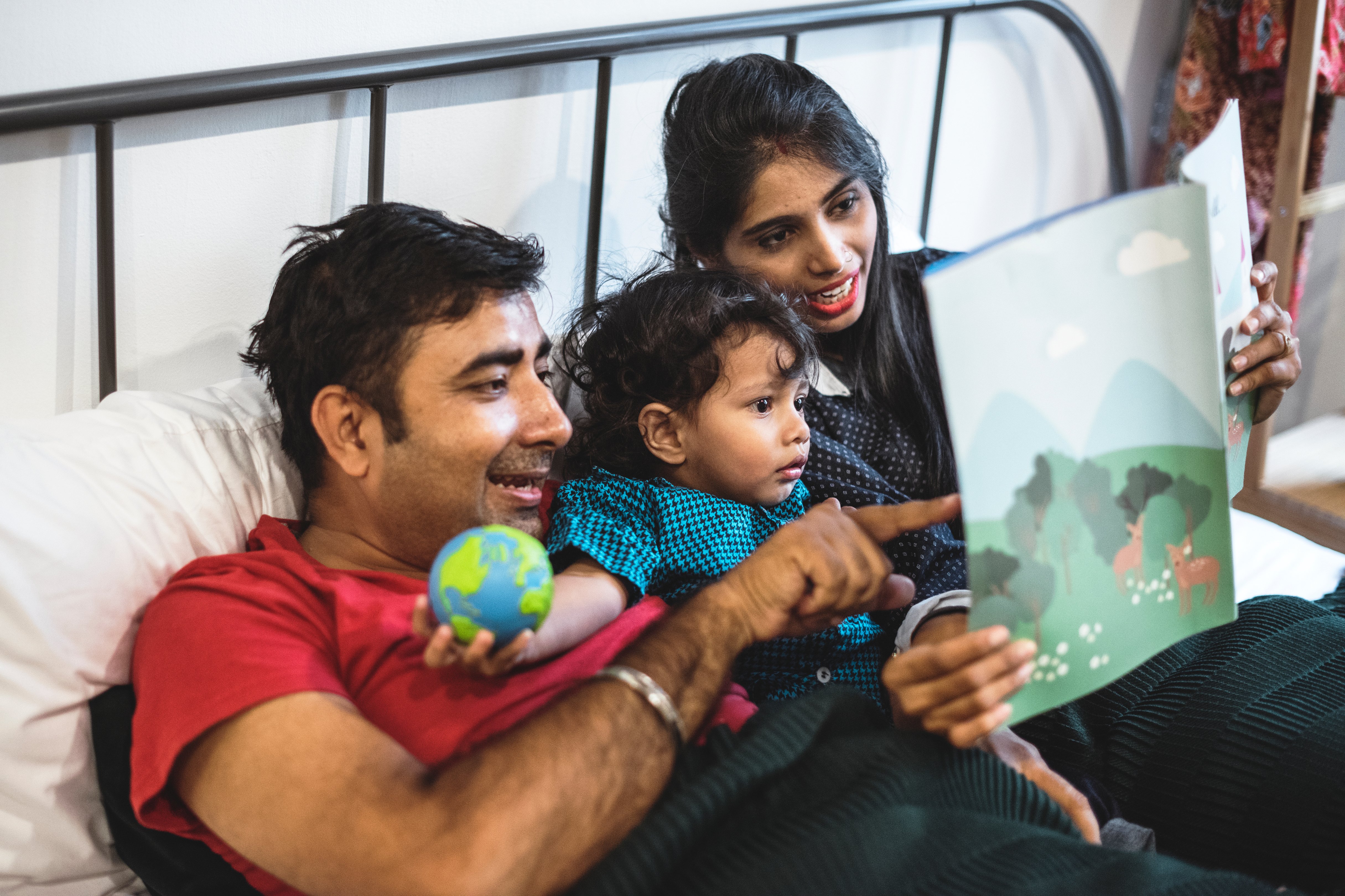 Reading-family-together-on-couch-read-book-literacy