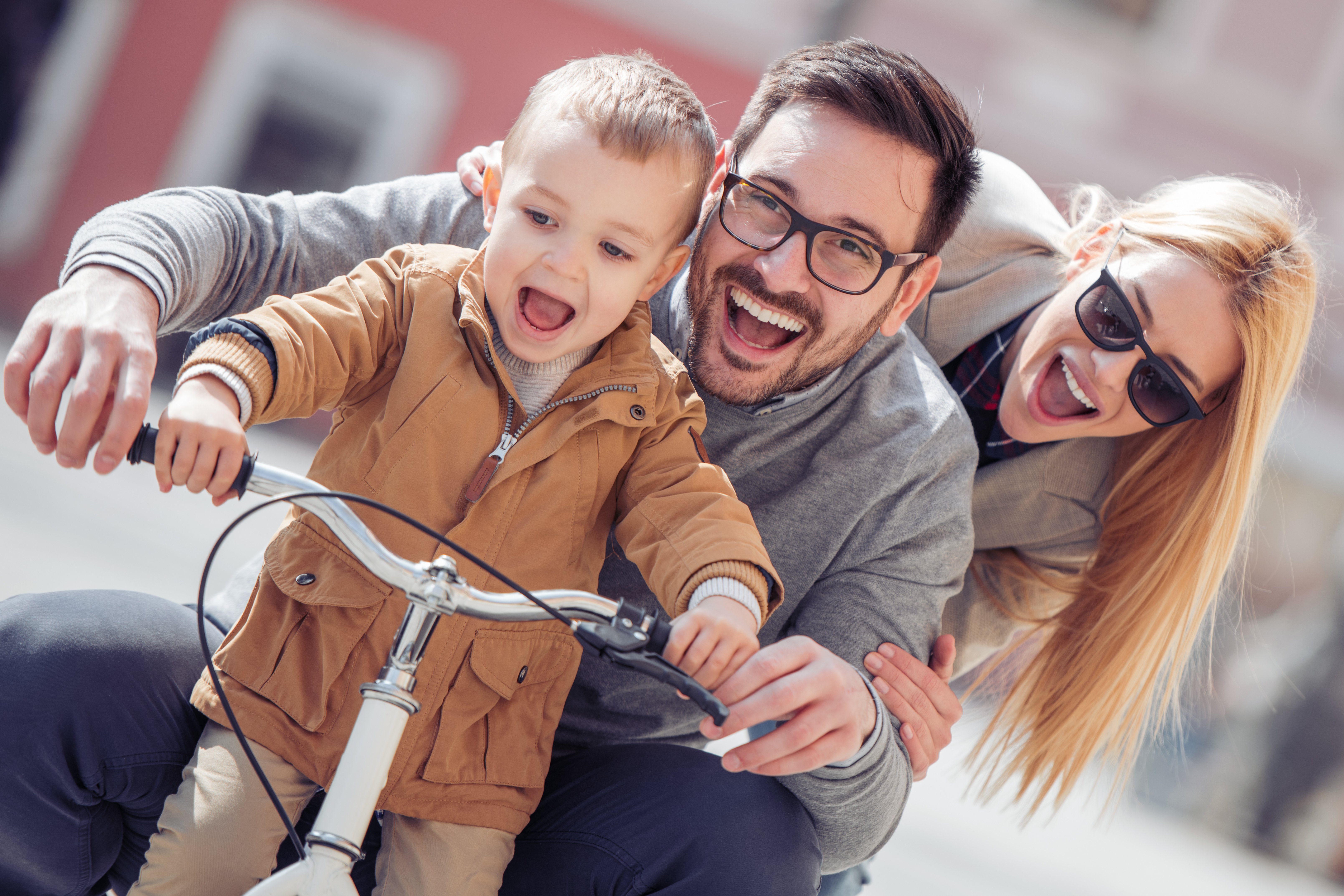 bike_ride-young-boy-learning-to-ride-mother-father-family-parents