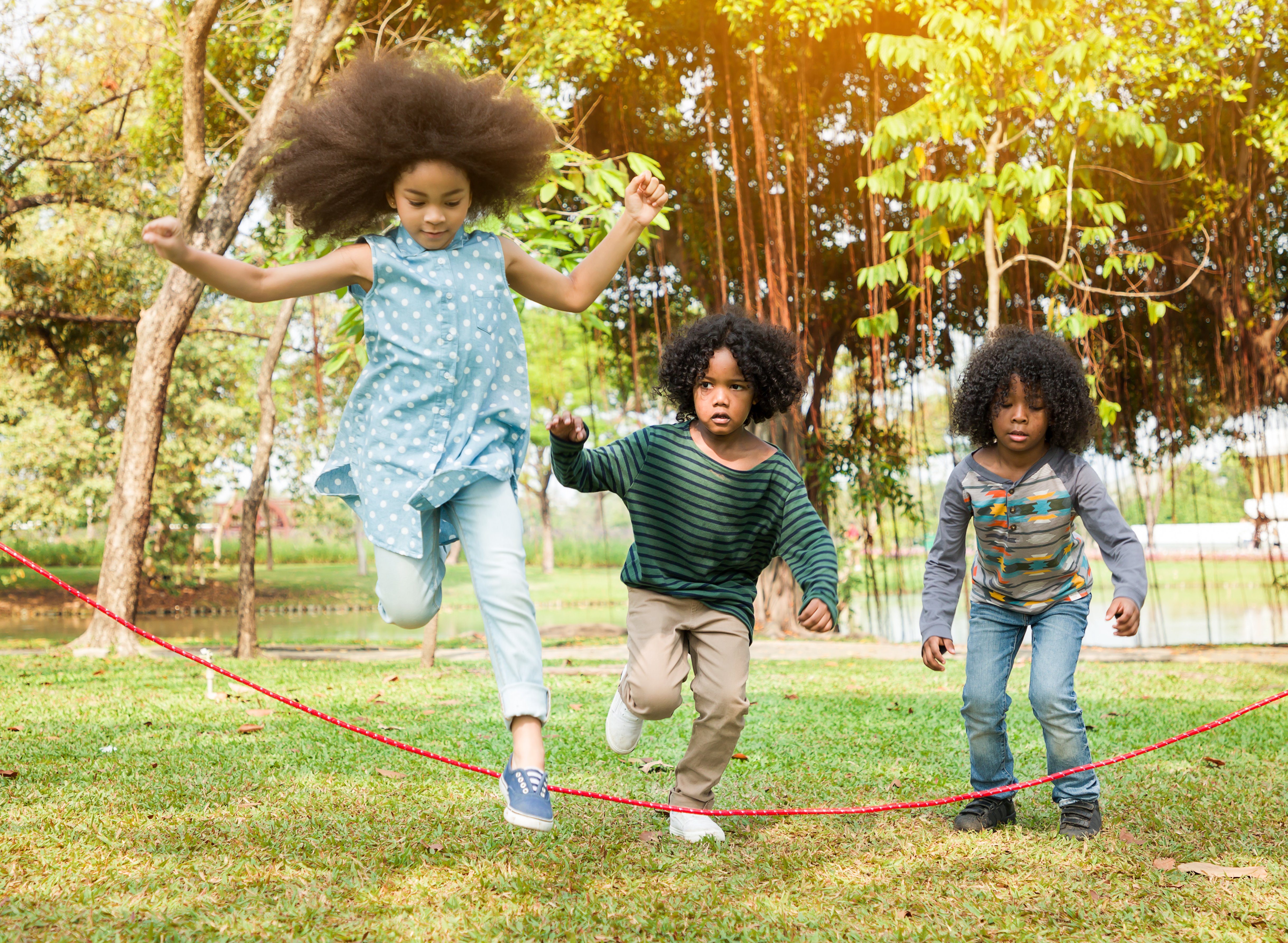 children-siblings-friends-jumprope-jumproping