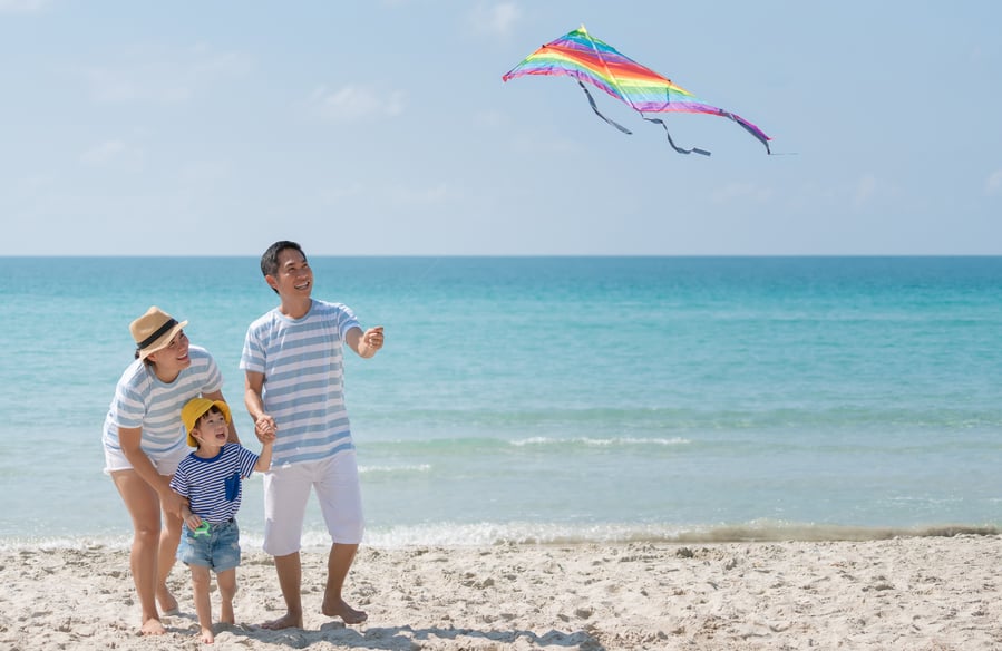 kite-family-flying