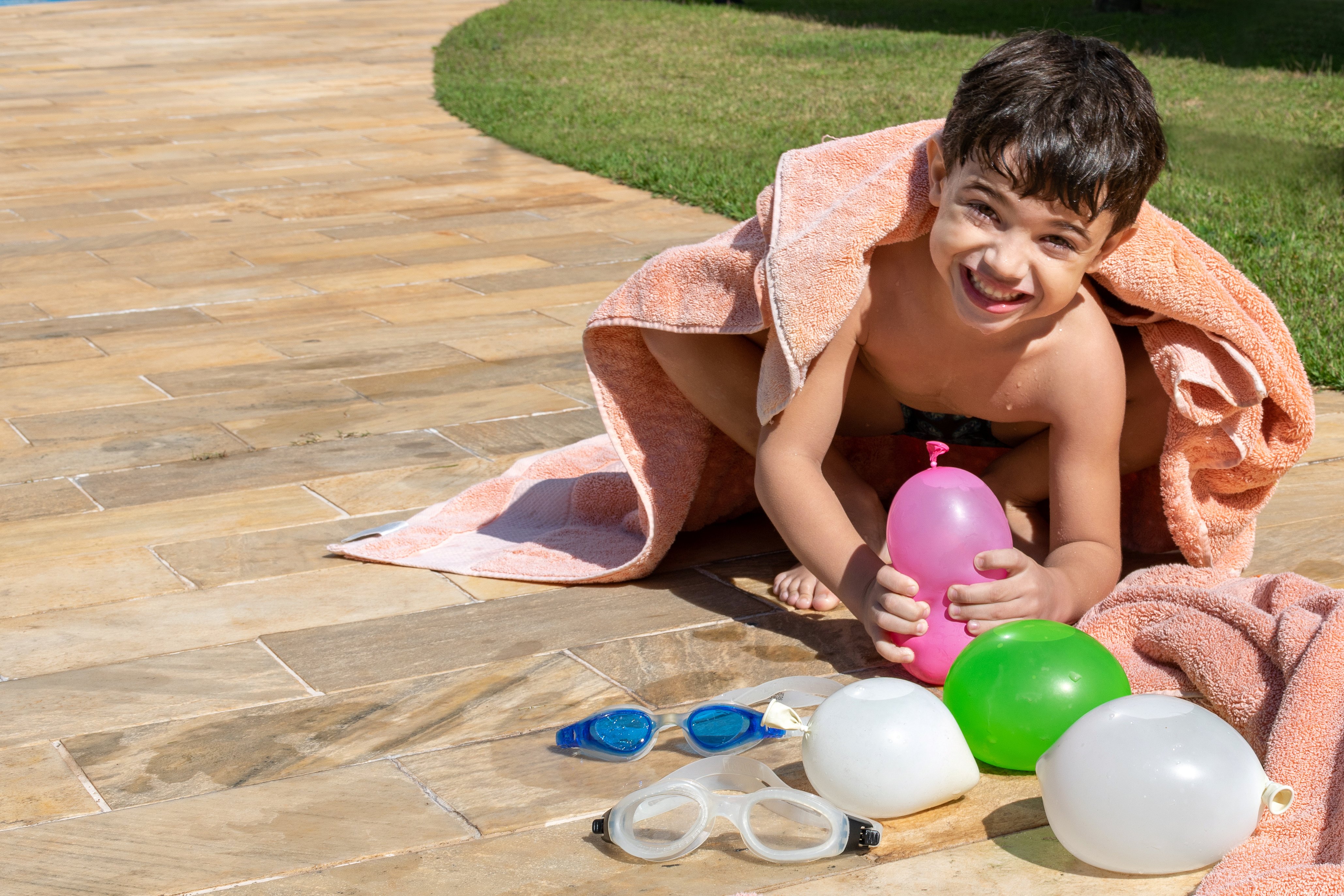 waterballoons-boy-waterballoon-water-splash-outside-fun